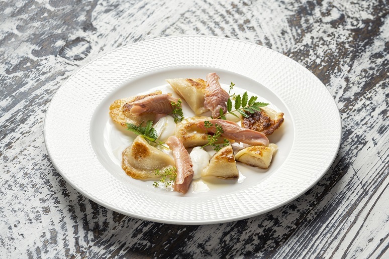 Pierogi z ziemniakami wędzonym pstrągiem i wędzoną śmietaną2 Ziemniak, symbol polskiej kuchni. Niepozorne warzywo o wielkich możliwościach